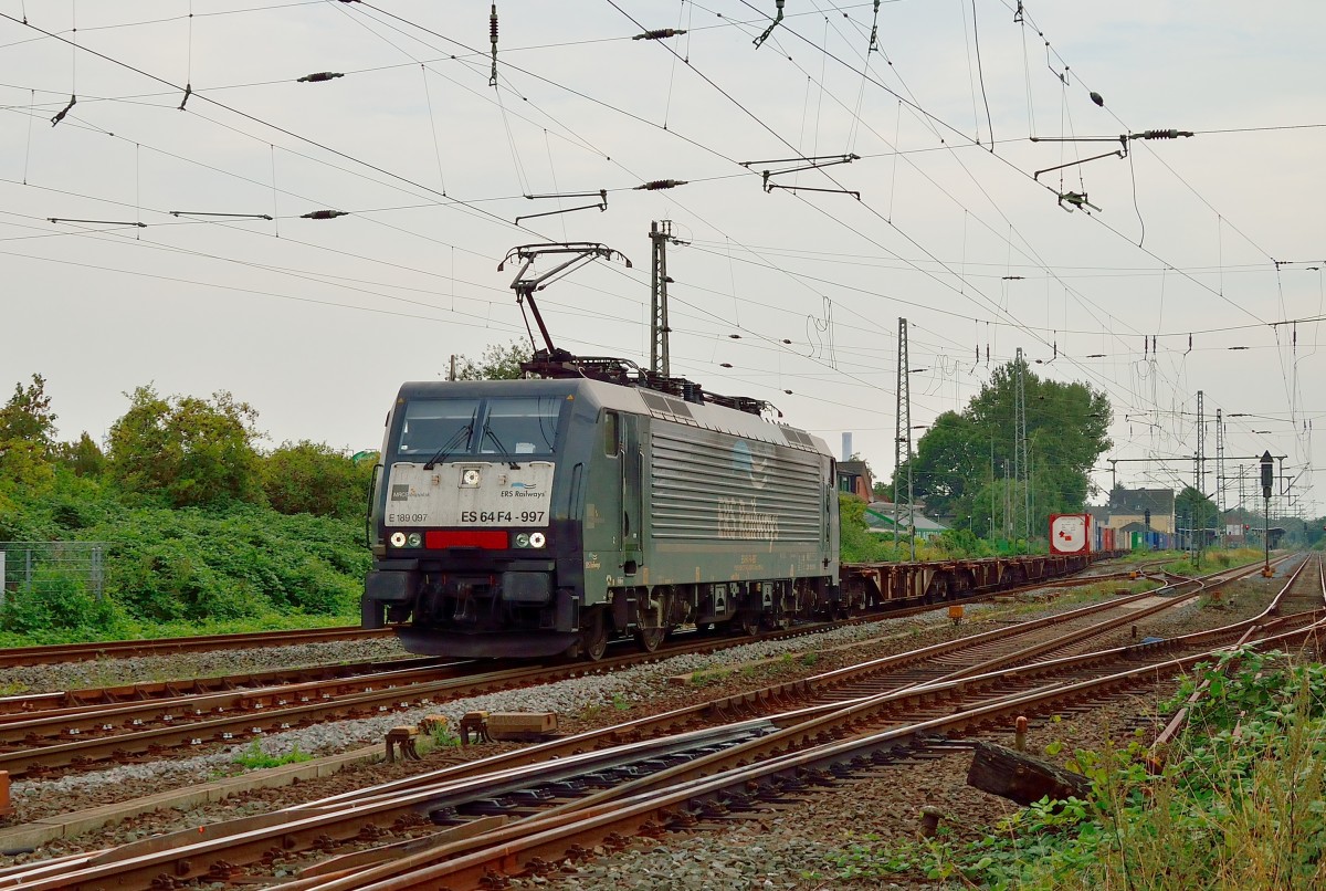 189 097-9 von MRCE kommt mit einem Containerzug durch Grevenbroich in Richtung Rheydt. 30.8.2013
