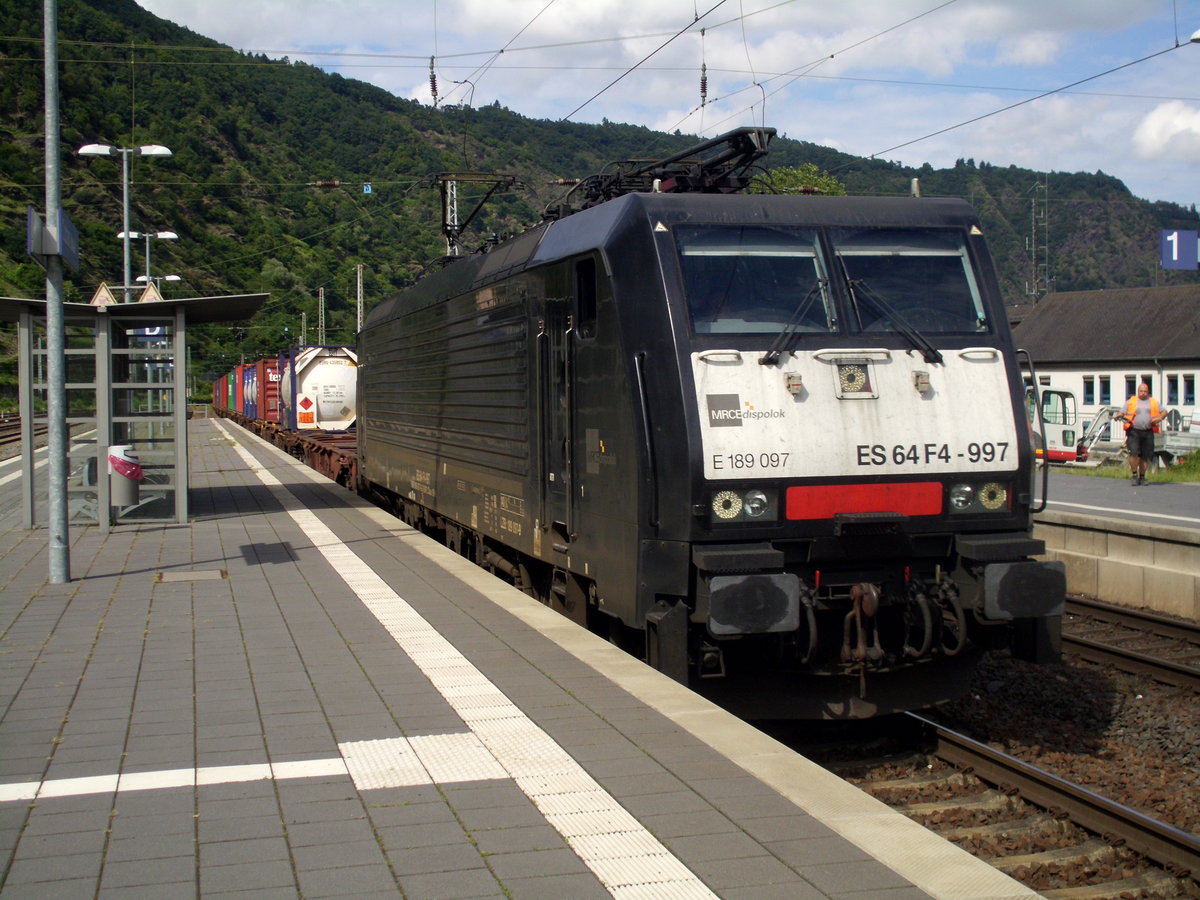 189 097 (ES 64 F4-997) von MRCE als Gz durchfährt den Bahnhof Cochem (Mosel). [27.6.2016]