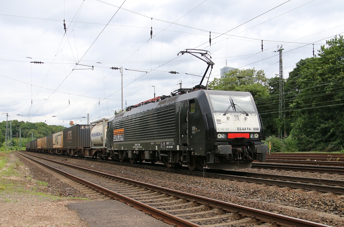 189 098-7 (ES 64 F4-998) mit Containerzug. Aufgenommen in Köln West am 15.07.2014.