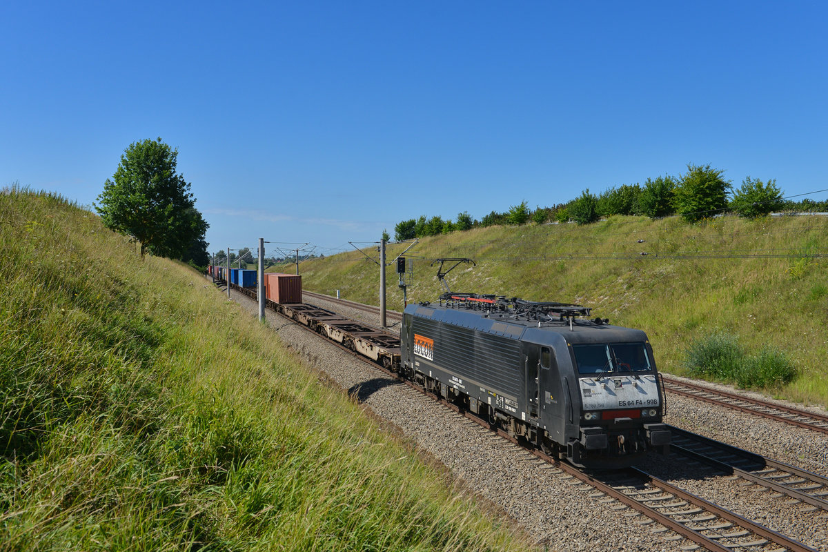 189 098 mit einem Containerzug am 05.08.2017 bei Vierkirchen. 
