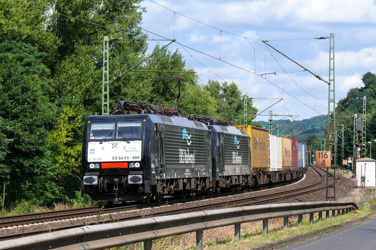 189 099 alias ES64F4-999  Mike  von ERS zieht eine Schwesterlok und einen Containerzug durch Leubsdorf Richtung Süden. Aufgenommen am 30/07/2009.