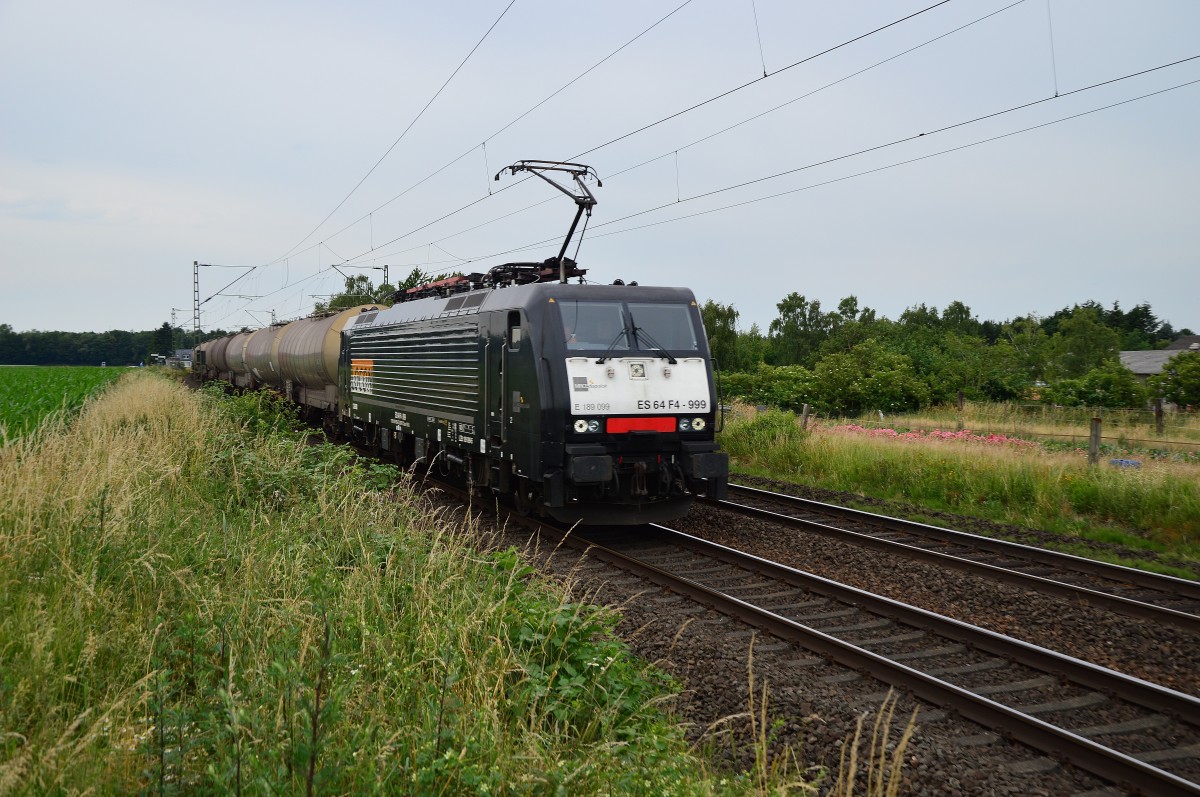 189 099 von Locon kommt mit einem Kesselwagenzug aus Richtung Krefeld bei Kaarst Broicherseite 26.6.2015