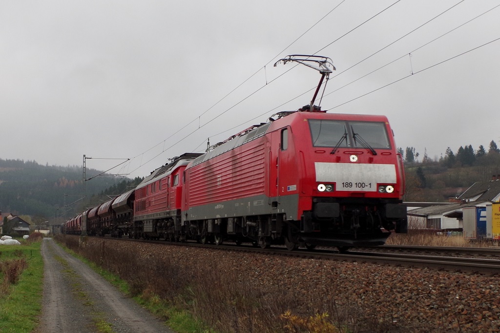 189 100 + 233 xxx mit gemischten Güterzug am 23.11.2013 in Rothenkirchen Richtung Kronach. 