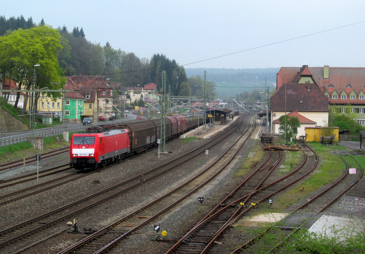 189 100-1 zieht am 12. April 2014 einen gemischten Güterzug durch Kronach in Richtung Lichtenfels.
