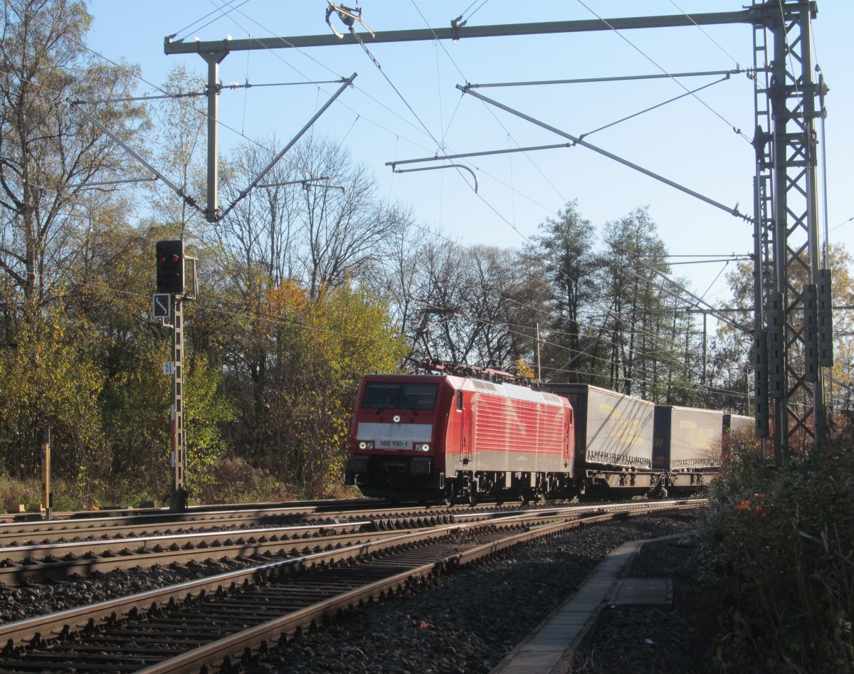189 100-1 zieht am 31. Oktober 2013 einen KLV-Zug durch Kronach in Richtung Saalfeld.