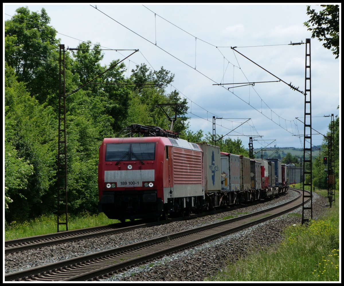 189 100 fährt am 24.5.14 mit einem Mischer durch das Maintal.
Fotografiert bei Thüngersheim.