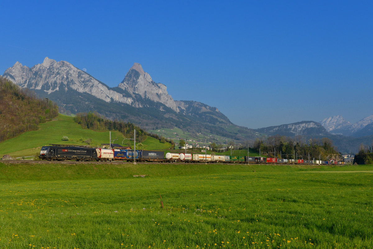 189 102 mit einem KLV am 08.04.2017 bei Steinen. 