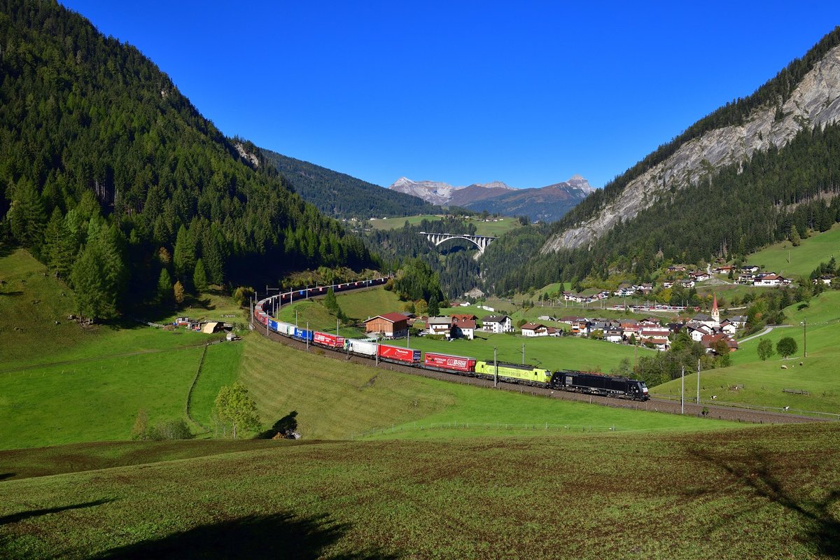 189 104 + 193 552 mit einem KLV am 12.10.2019 bei St. Jodok am Brenner.