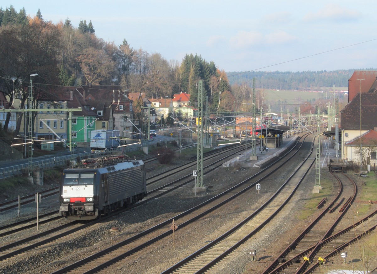 189 105 der MRCE durchf�hrt am 27. November 2013 solo den Bahnhof Kronach in Richtung Lichtenfels.