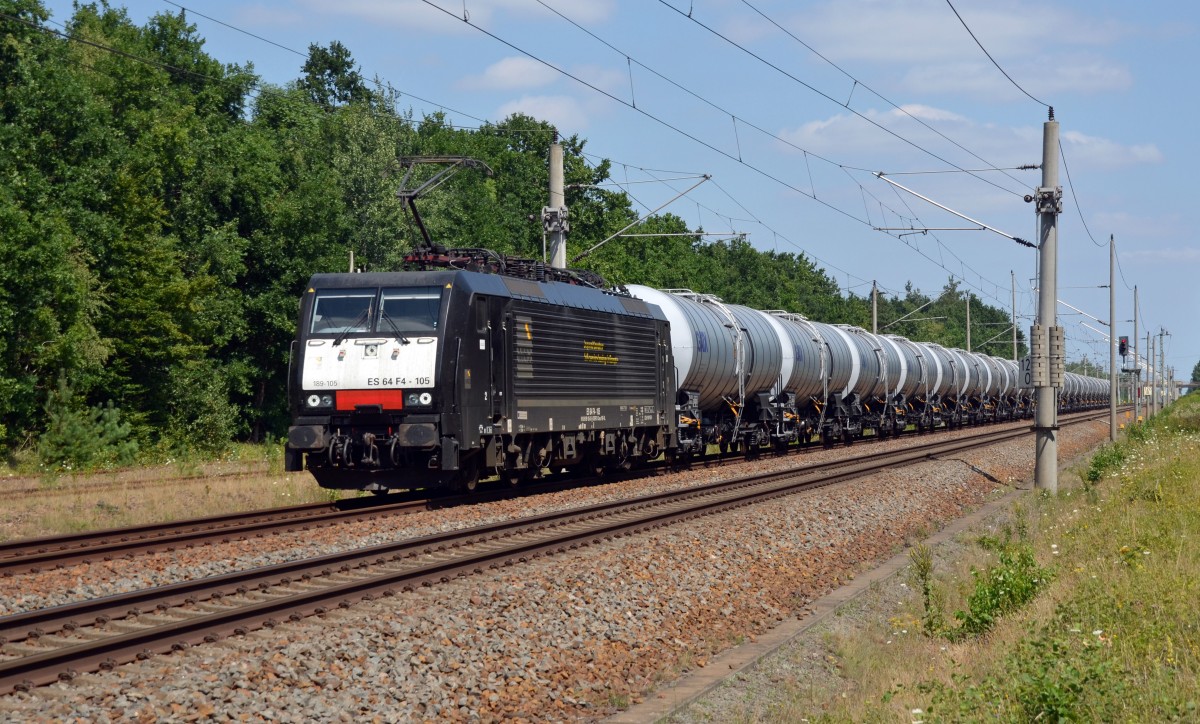 189 105, welche für die LTE im Einsatz ist, führte am 09.08.15 einen Kesselwagenzug durch Burgkemnitz Richtung Bitterfeld.