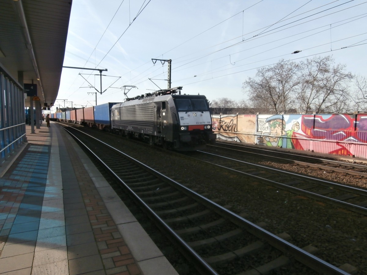 189-106 von MRCEdispolok kommt geade mit einen Containerzug durch Ehrenfeld gefahren.
24.2.14