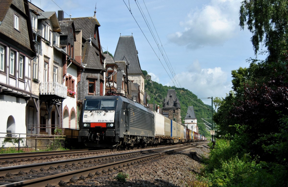 189 107 fuhr am 02.07.2013 mit einem Güterzug durch Bacharach gen Süden.