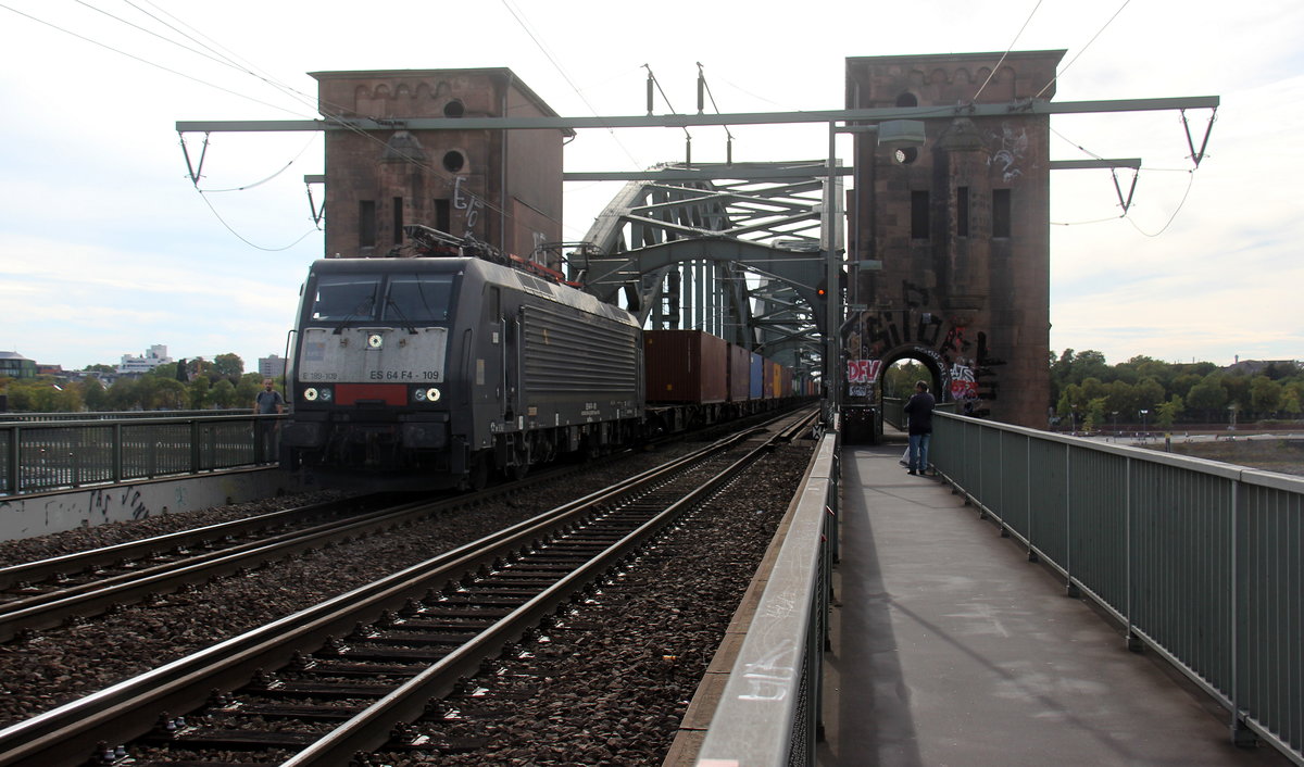 189 109 von MRCE rollt mit einem Containerzug über die Kölner-Südbrücke in Richtung Köln-Kalk. 
Aufgenommen am 9.9.2018.