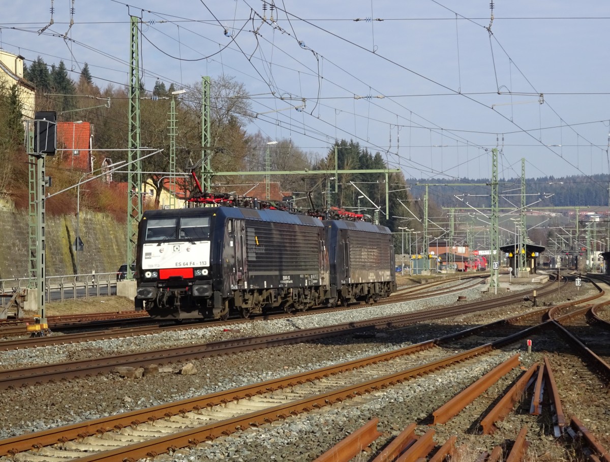 189 113 und 189 841 der MRCE durchfahren am 27. Februar 2015 den Bahnhof Kronach in Richtung Lichtenfels.