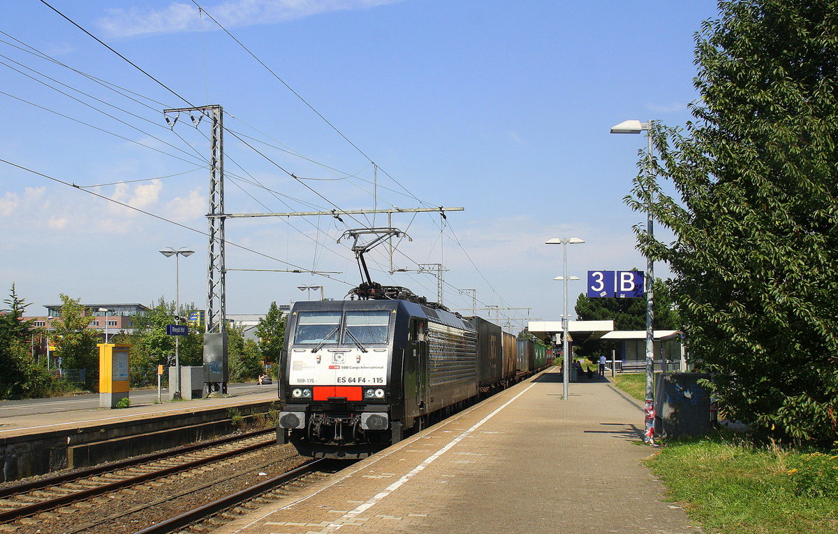 189 115 von der SBB Cargo(International)  kommt aus Richtung Mönchengladbach-Hbf mit einem Containerzug aus Rotterdam(NL) nach Melzo(I) und fährt durch den Rheydter-Hbf in Richtung Grevenbroich,Köln. 
Bei Sommerwetter am Mittag vom 27.8.2016.