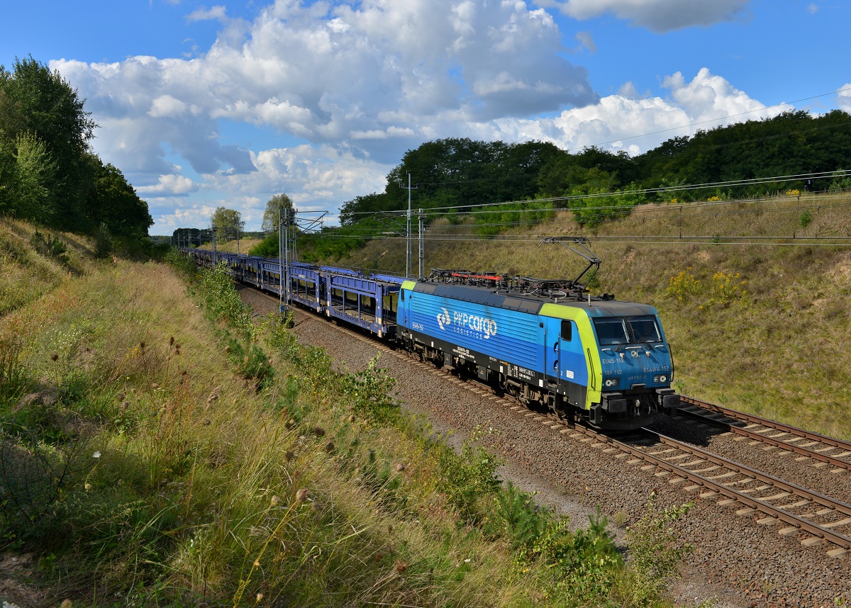 189 152 mit einem leeren Autozug am 27.08.2014 bei Kunowice. 