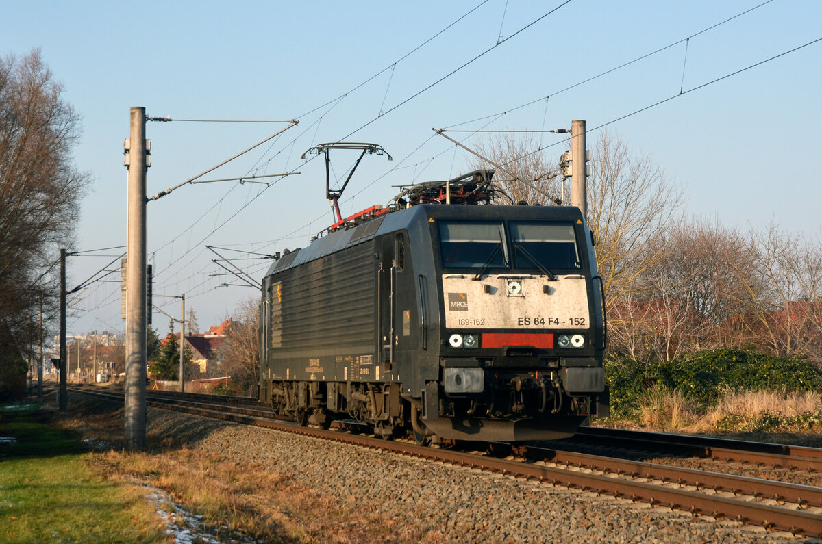 189 152 der MRCE rollte am 07.12.21 Lz durch Greppin Richtung Bitterfeld.