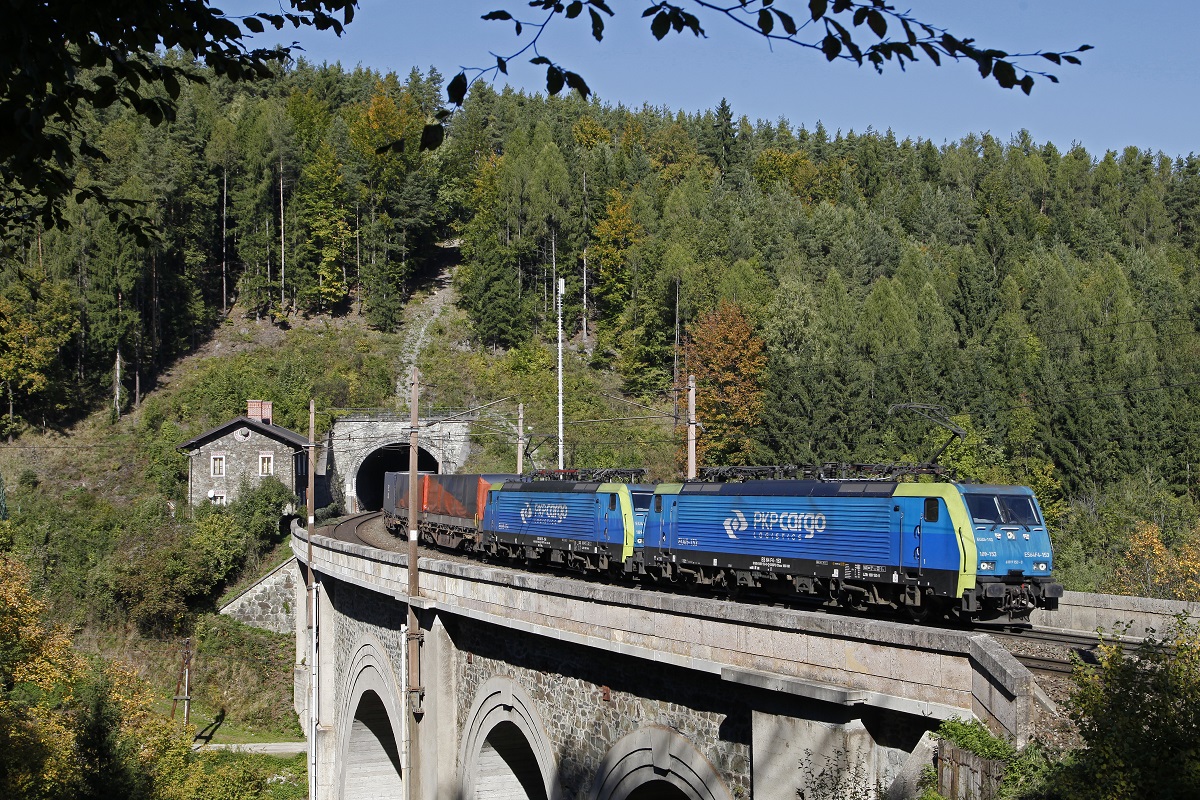 189 153 + 189 154 mit Zug 40505 auf dem H�llgrabenviadukt zwischen K�b und Eichberg am 8.10.2013. Im Hintergrund ist das S�dportal des Pettenbachtunnels zu sehen.