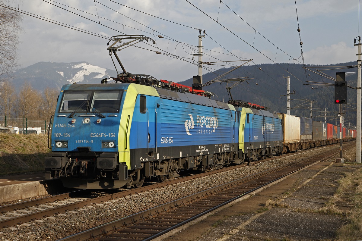 189-154 und 189-153 der PKP ziehen am 7.03.2014 den Güterzug 40505 bei Oberaich Richtung Westen.