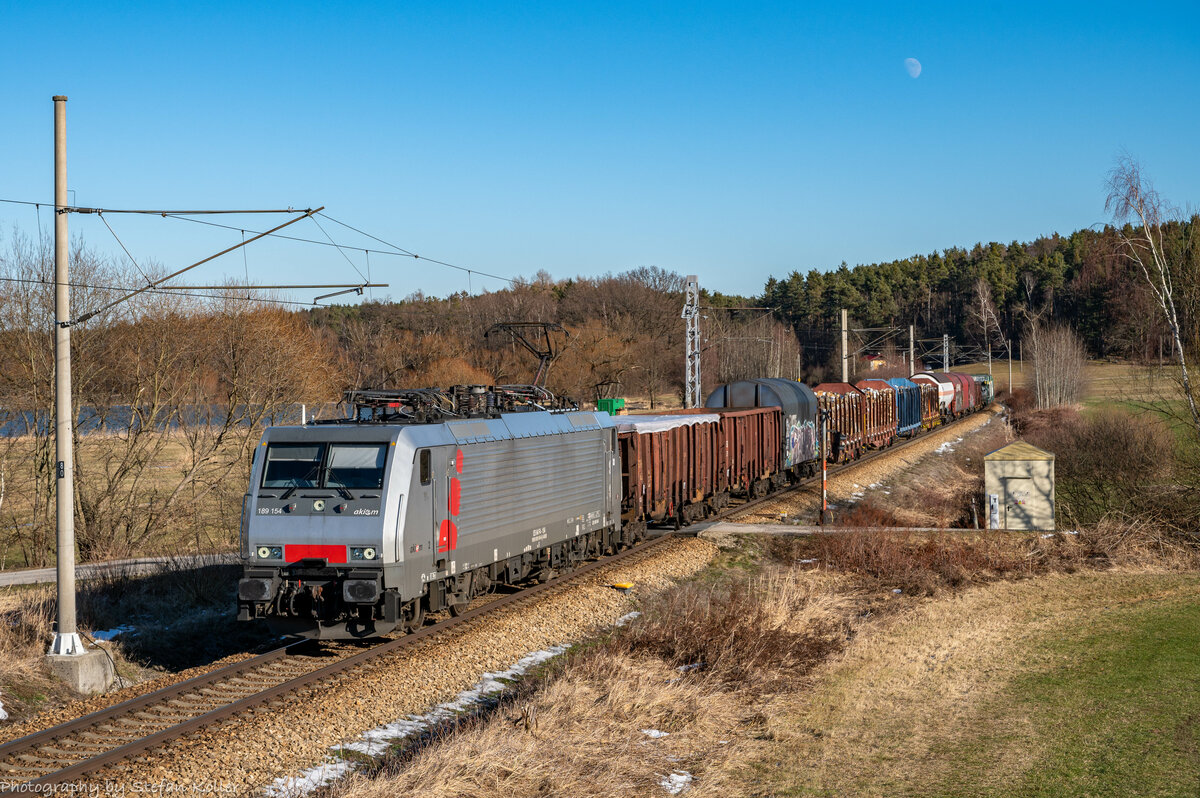 189 154 mit einem gemischten Güterzug auf der Summerauerbahn in Richtung Summerau, 20.1.2024 Milíkovice.