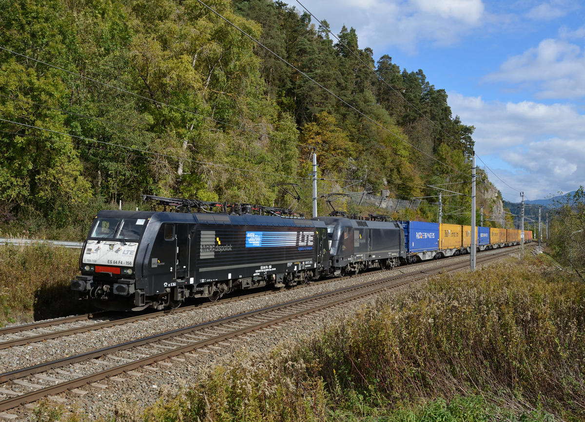 189 156 und 182 561 waren am frühherbstlichen 10. Oktober 2016 mit dem LTE-Zug 40521 nach Tarvis unterwegs und wurde von mir am Fuße der Burgruine Kaisersberg fotografiert.