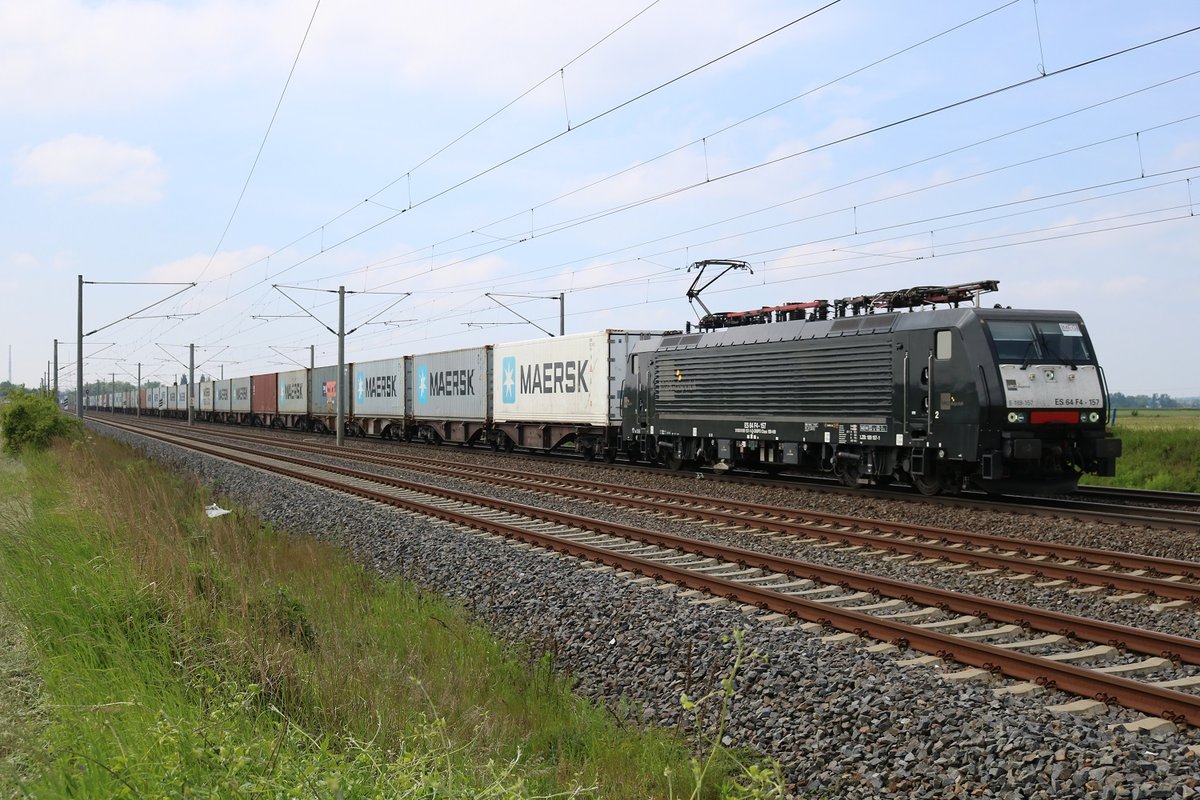 189 157-1 als Containerzug fährt bei Benndorf auf der Bahnstrecke Magdeburg–Leipzig (KBS 340) in Richtung Leipzig. [25.5.2017 - 15:17 Uhr]