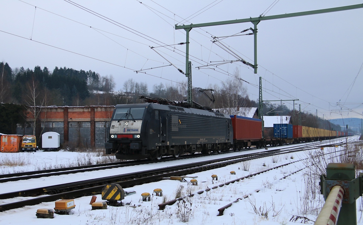 189 157 für Metrans mit Containerzug in Fahrtrichtung Süden. Aufgenommen am 28.01.2014 am BÜ Eltmannshausen/Niederhone.