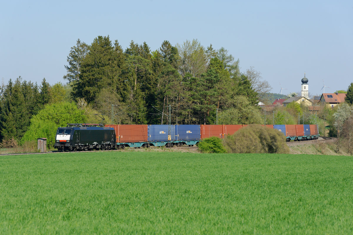 189 201 MRCE mit einem Containerzug bei Seubersdorf Richtung Nürnberg, 23.04.2020