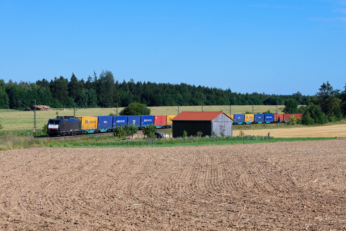 189 201 MRCE mit einem Containerzug bei Batzhausen Richtung Nürnberg, 20.08.2020