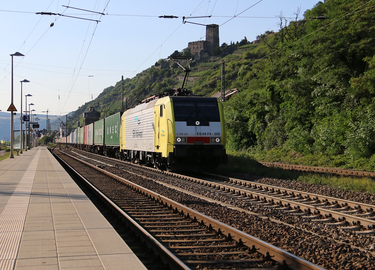 189 202 (ES 64 F4-202) für ERS Railways mit Containerzug in Fahrtrichtung Süden. Aufgenommen in Kaub am Rhein am 18.07.2014.