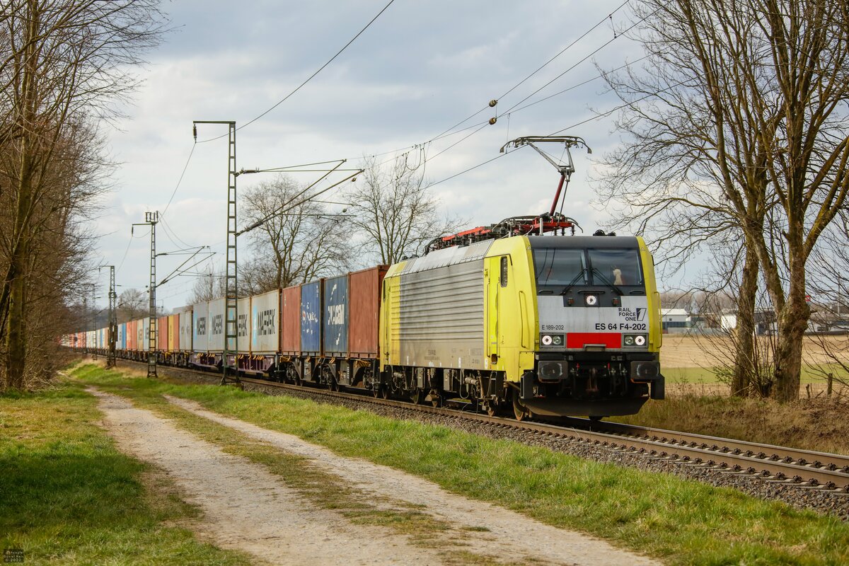 189-202 RailForceOne mit Containerzug in Boisheim, März 2022.
