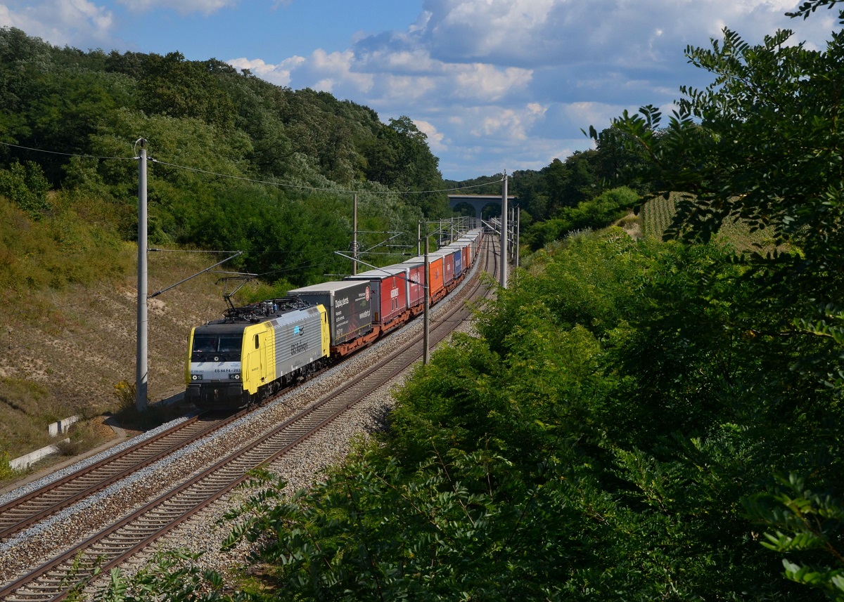189 203 mit dem Poznan-Shuttle nach Rotterdam am 28.08.2014 bei Frankfurt-Rosengarten. 