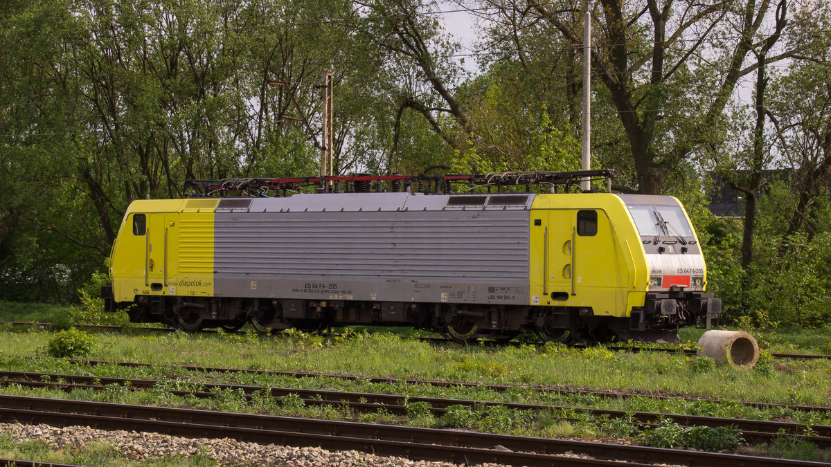 189 205-8 steht im Bahnhof Koniecpol (Polen). Aufgenommen am 1. Mai 2018. 