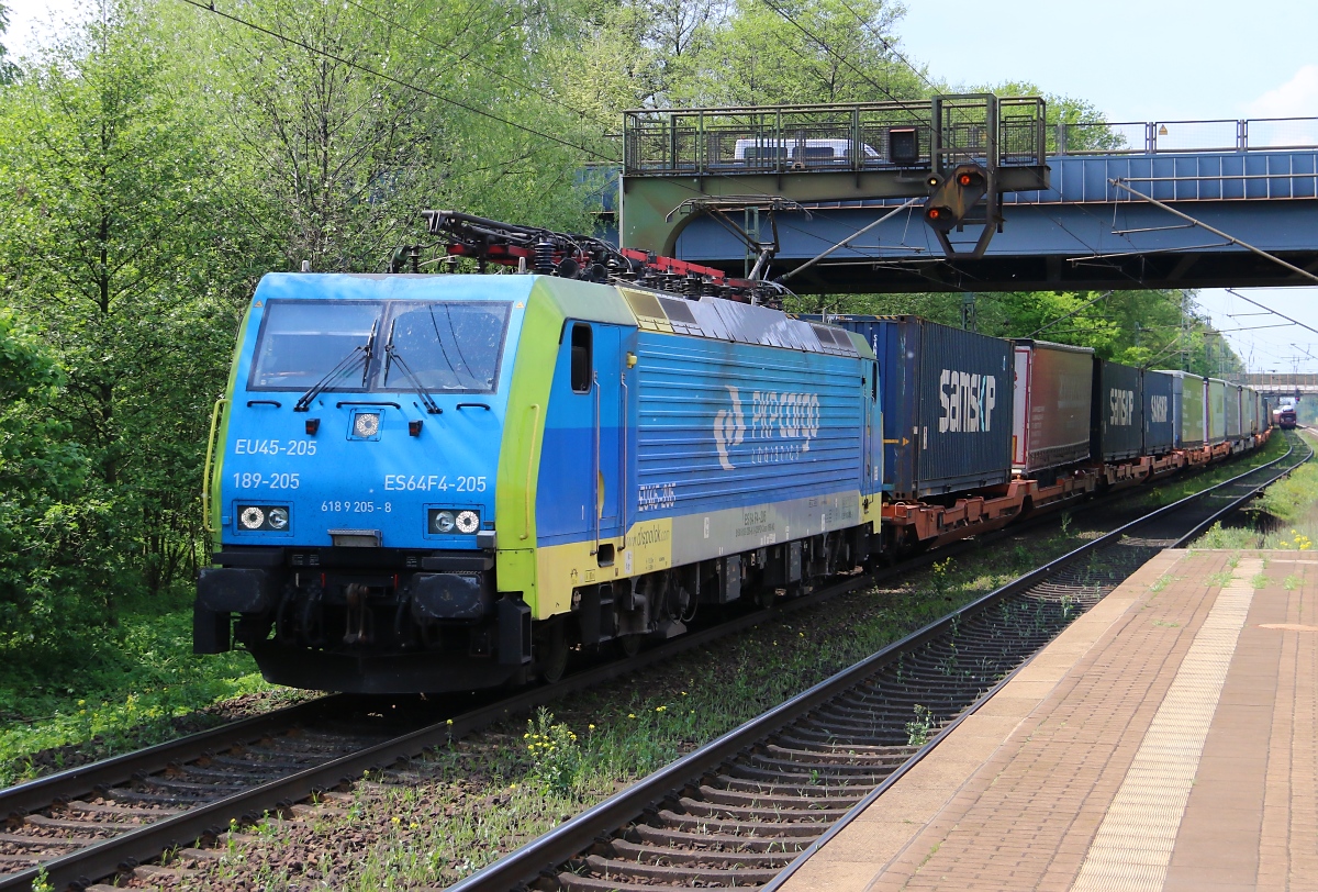 189 205 oder EU45-205 oder ES 64 F4-205 kam am 29.04.2014 mit einem KLV-Zug durch Dedensen-Gümmer in Richtung Seelze.