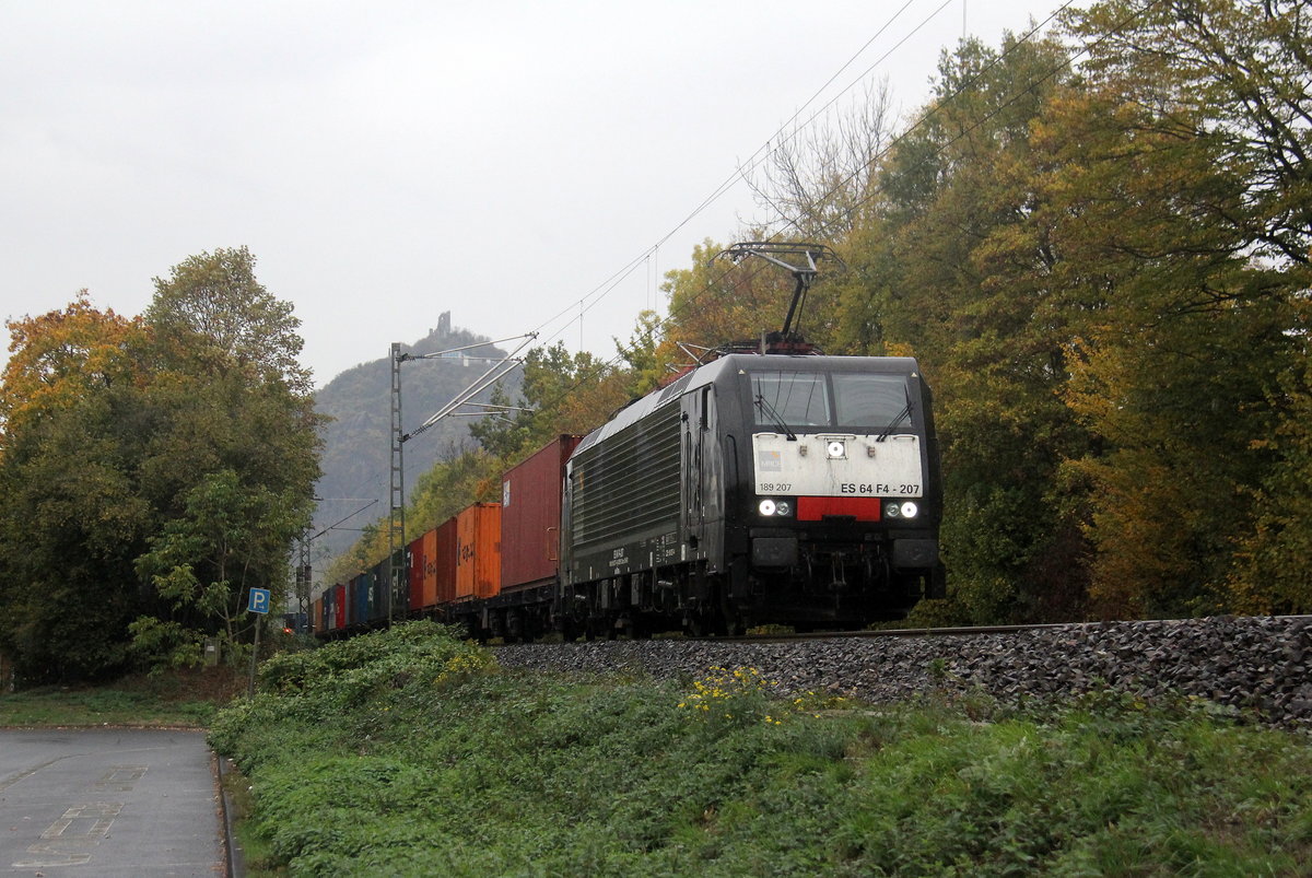 189 207 von MRCE kommt aus Richtung Köln mit einem langen Containerzug aus Norden nach Süden  und fährt in Richtung Koblenz auf der Rechte Rheinstrecke KBS 465 bei Bad-Honnef am Rhein. Aufgenommen auf der Rechten Rheinstrecke in Bad-Honnef(am Rhein). 
Bei Regenwetter am Nachtmittag vom 1.11.2018.  