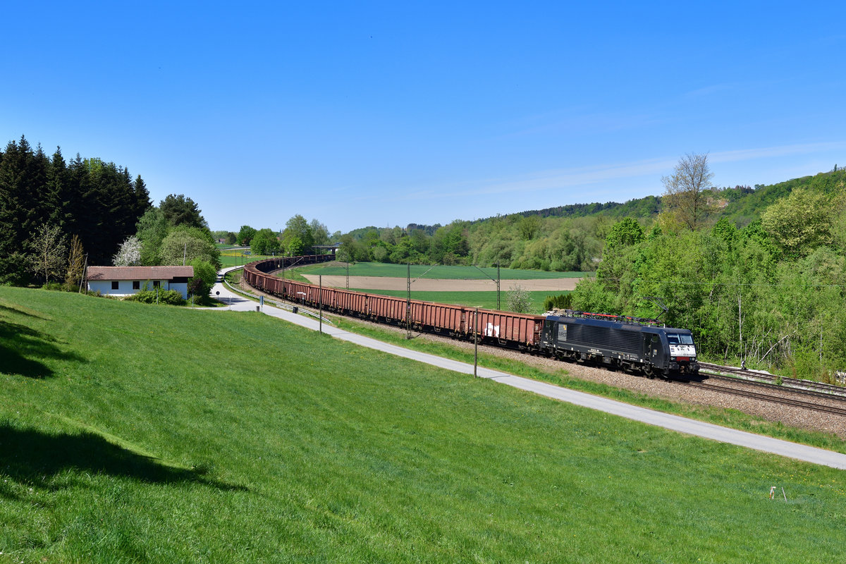 189 208 mit einem Güterzug am 25.04.2020 bei Vilshofen.