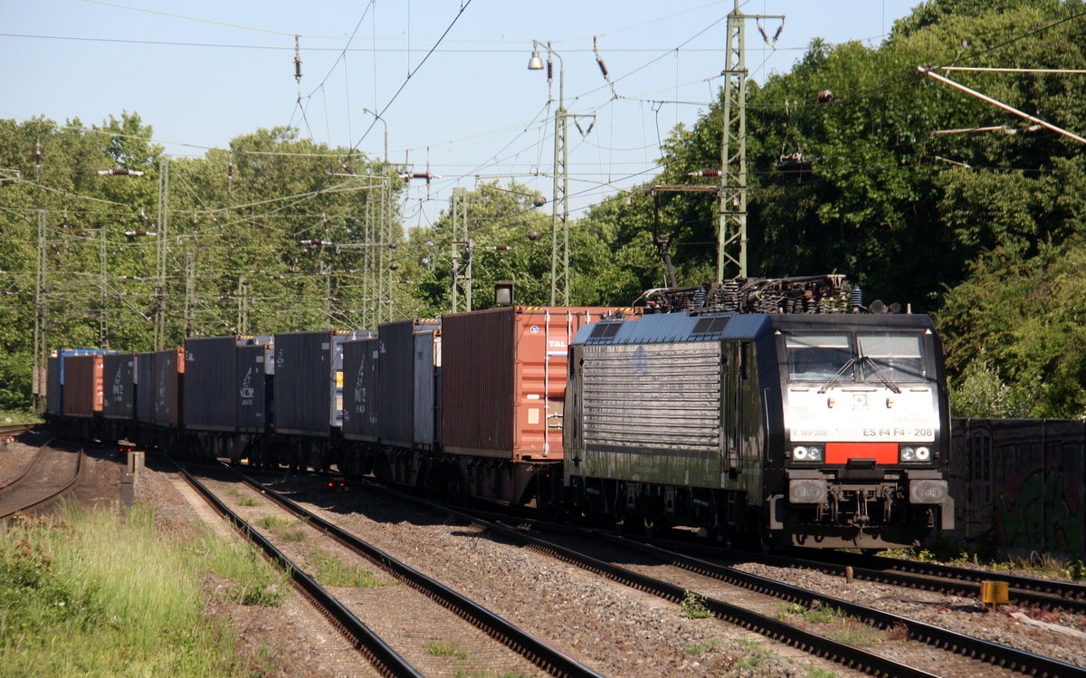 189 208 von MRCE  kommt als Umleiter aus aus Richtung Venlo(NL) mit einem Contanerzug aus Holland nach Duisburg-Rheinhausen und fährt in Viersen ein. Aufgenommen vom Bahnsteig 6 von Viersen. 
Bei Sommerwetter am Morgen vom 27.5.2017.