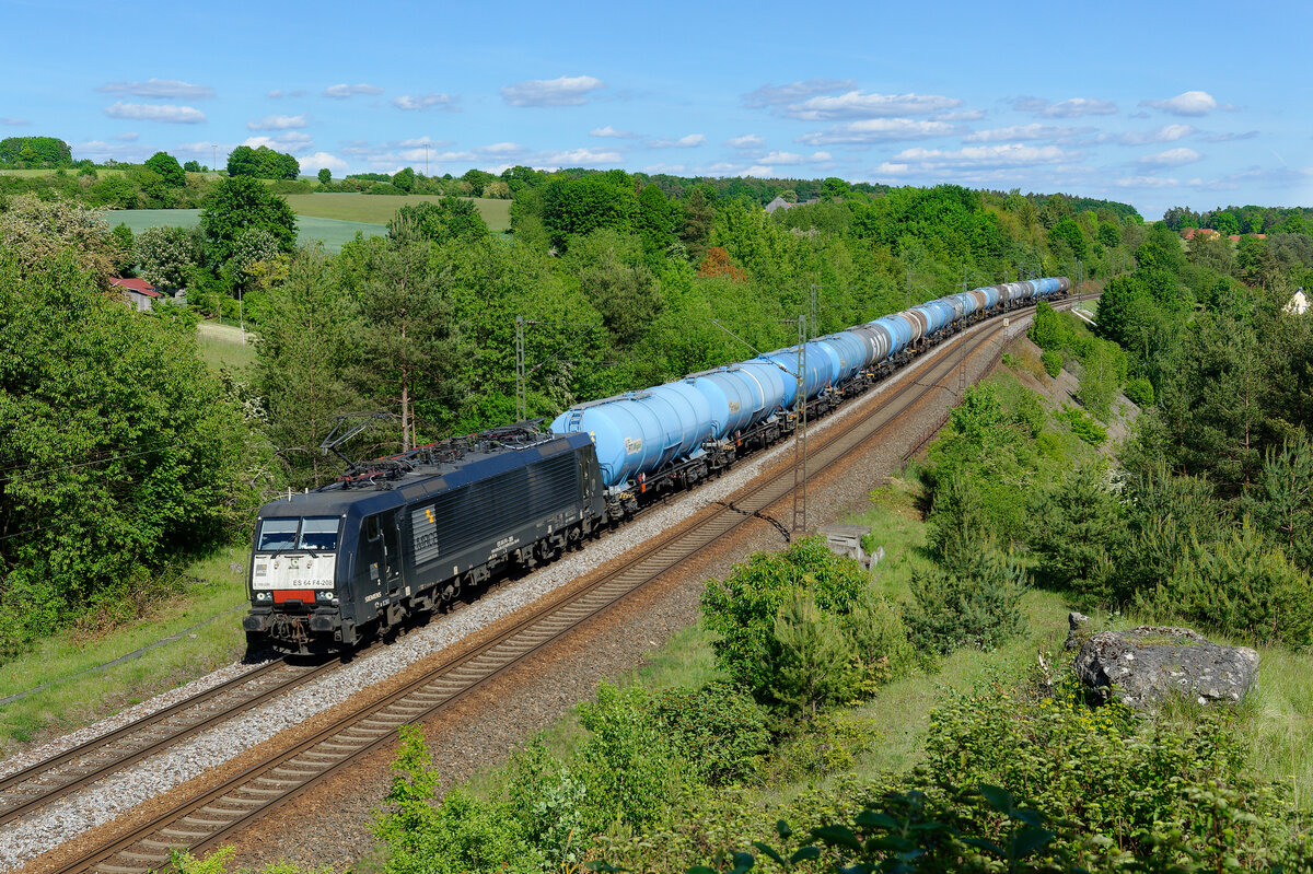 189 208 MRCE/Ecco mit einem Kesselzug bei Laaber Richtung Nürnberg, 21.05.2020