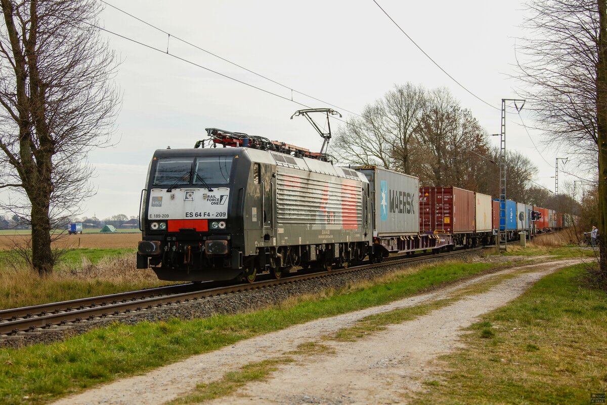 189-209 RailForceOne mit Containerzug in Boisheim, März 2022.