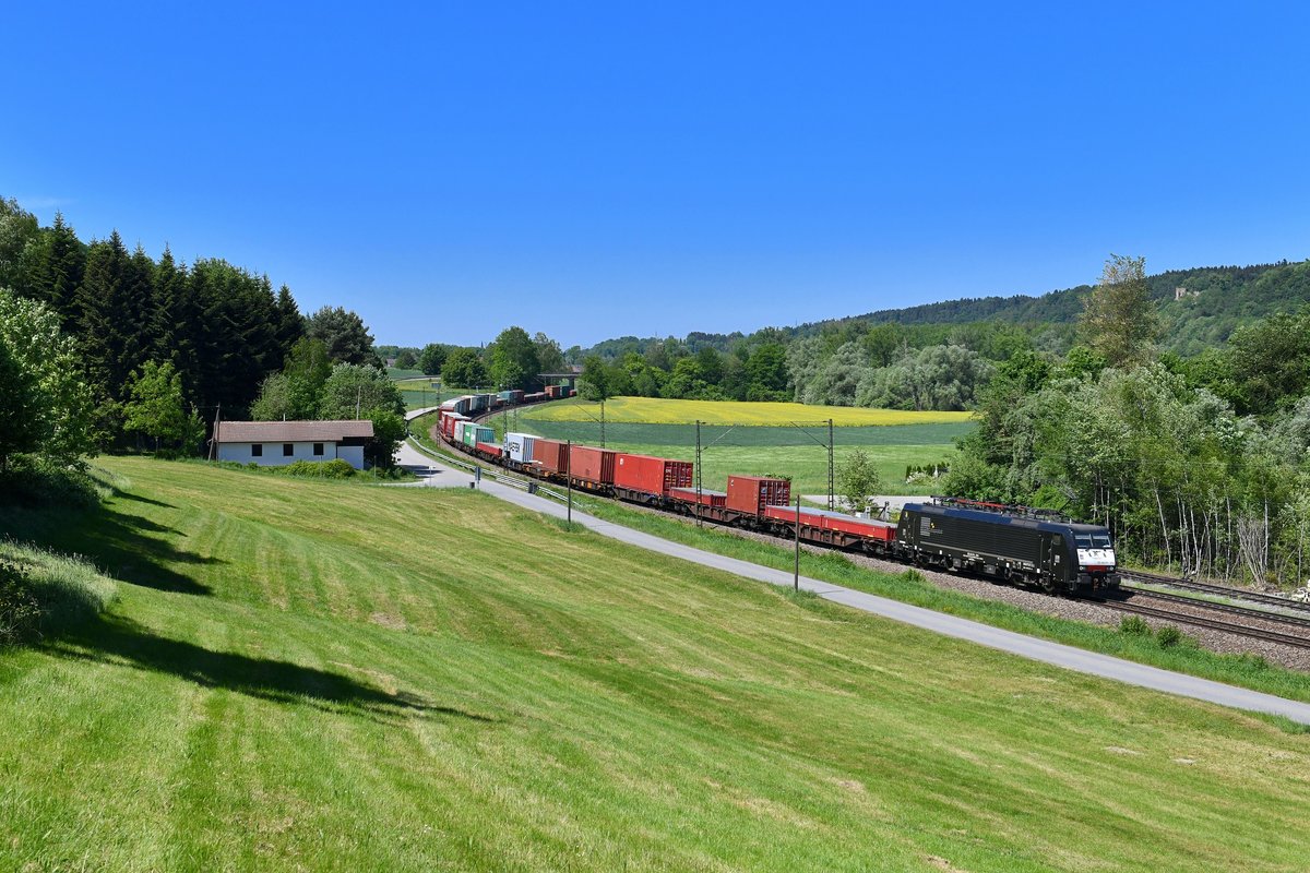 189 210 mit einem Containerzug am 07.05.2018 bei Vilshofen. 