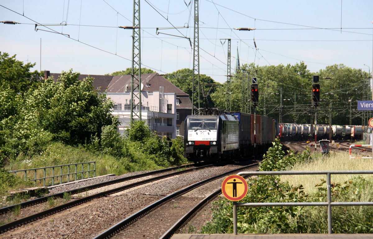 189 211 von MRCE kommt aus Richtung Venlo(NL) mit einem Containerzug aus Rotterdam(NL) nach Melzo(I) und fährt durch Viersen in Richtung Mönchengladbach,Rheydt,Grevenbroich,Köln. 
Aufgenommen vom Bahnsteig 4 von Viersen.
Bei Sommerwetter am Mittag vom 27.5.2017.