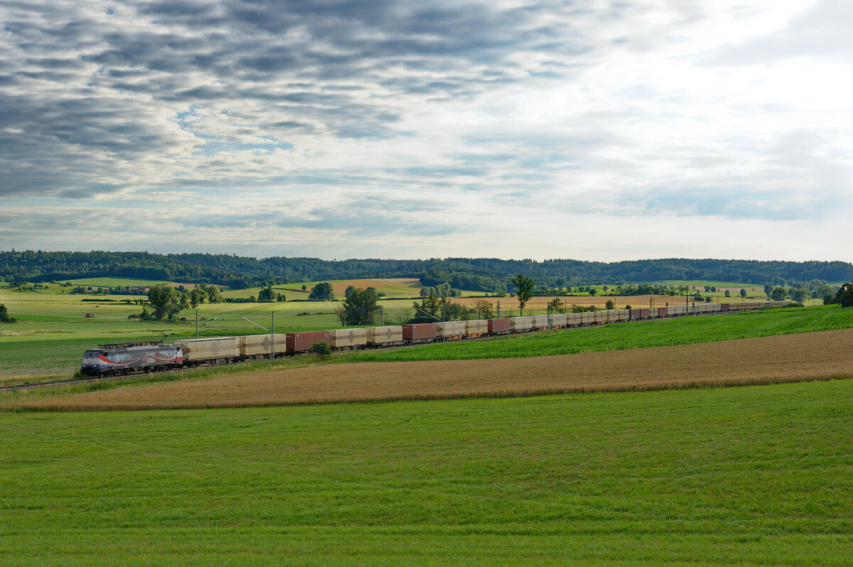 189 212 MRCE/WLE  Linked by Rail  mit dem Warsteiner Containerzug bei Oberdachstetten Richtung Ansbach, 17.07.2020