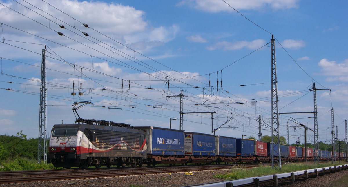 189 213 der LTE “Linked by Rail“ durchfährt den Bahnhof Schönfließ am 21.05.2017