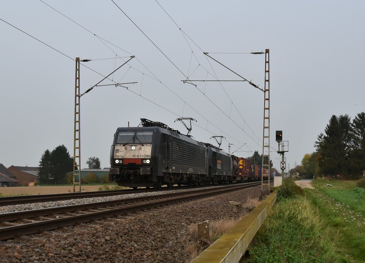 189 280-1 und 189 098-7 im Doppel mit einem Containerzug bei Gubberath gen Rheydt fahrend unterwegs am heutigen Abend. 17.10.2017