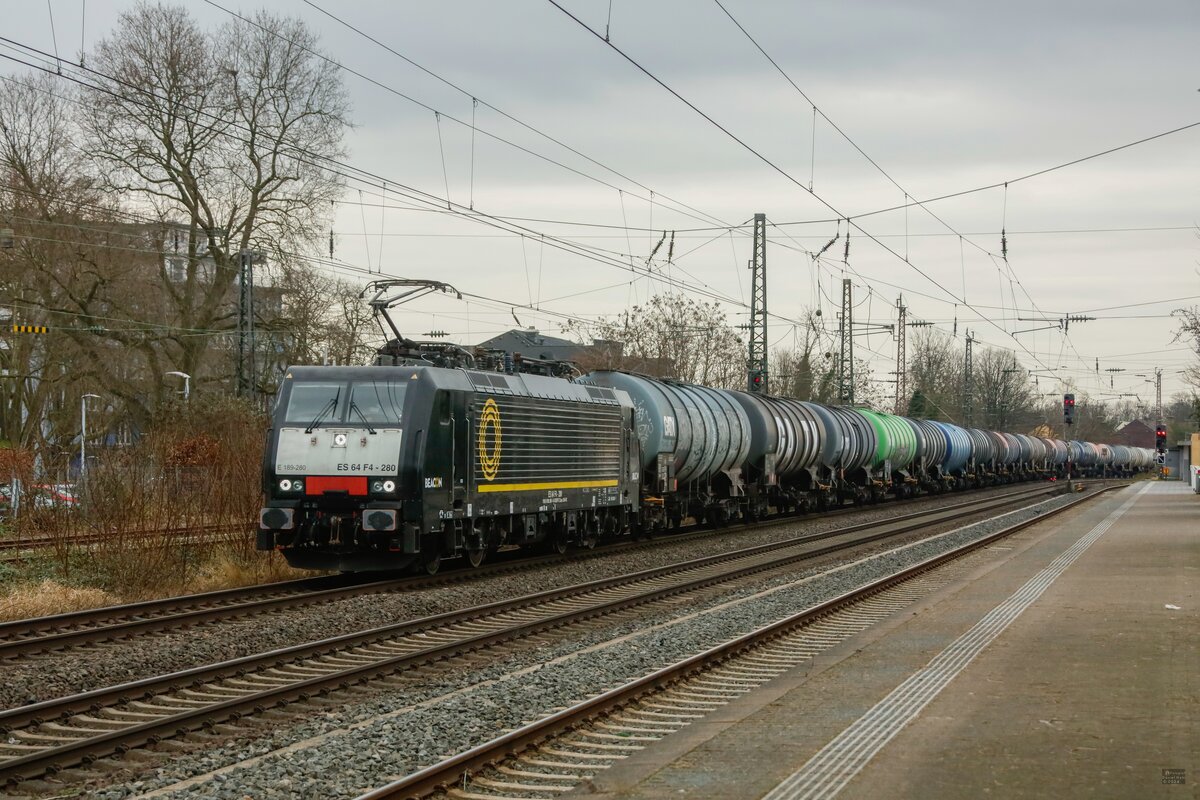189 280 BEACON mit GATX-Kesselzug in Hilden, Januar 2024.