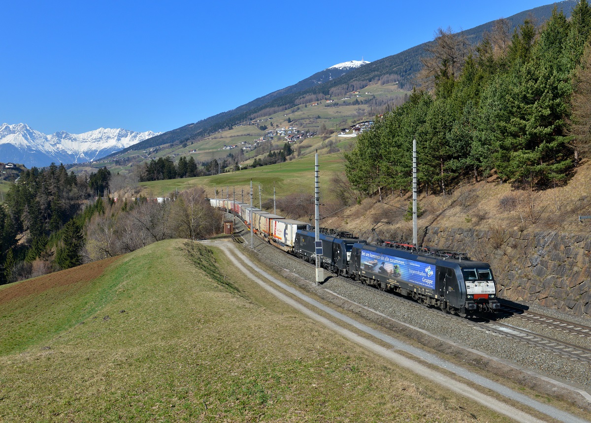 189 281 + 189 938 mit DGS 40561 am 28.03.2015 bei Matrei am Brenner. 