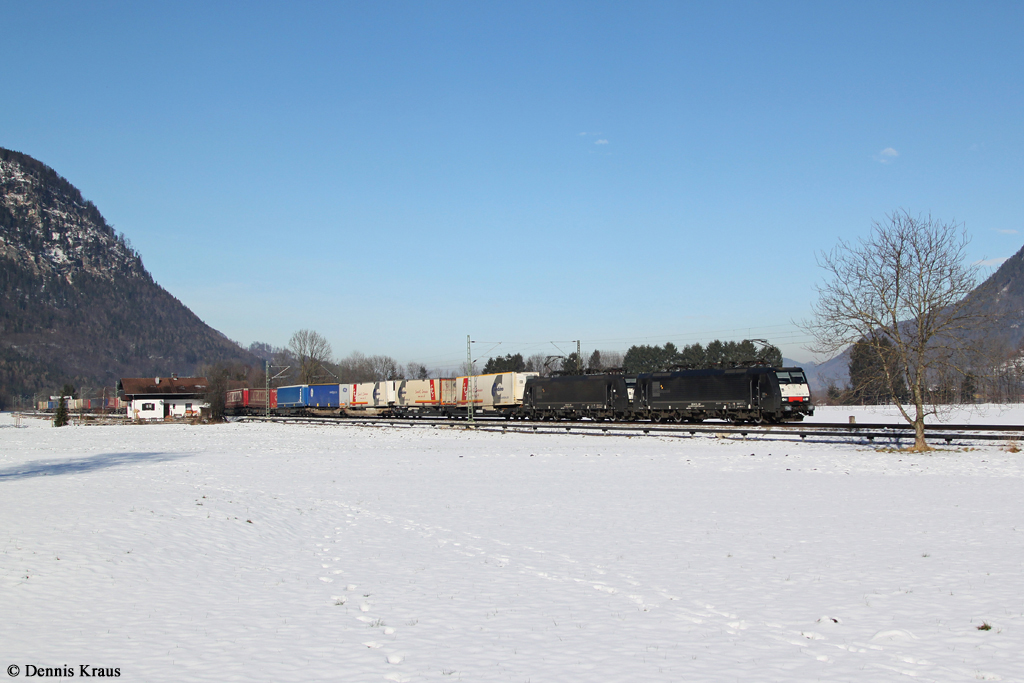 189 281 und 189 998 mit einem KLV Zug am 01.02.2014 bei Niederaudorf.