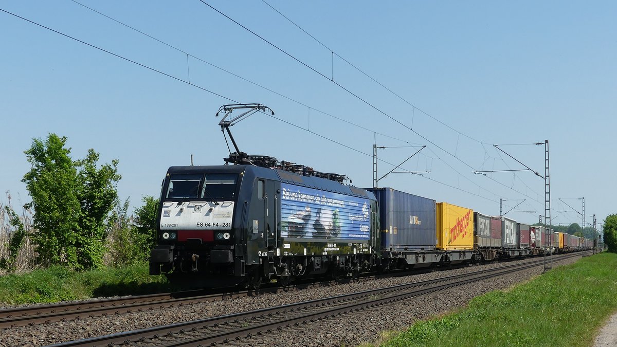 189 281 der Bayernbahn zieht einen Güterzug über die Rhein-Main Bahn gen Westen. Aufgenommen zwischen Altheim und Dieburg am 5.5.2018 12:12