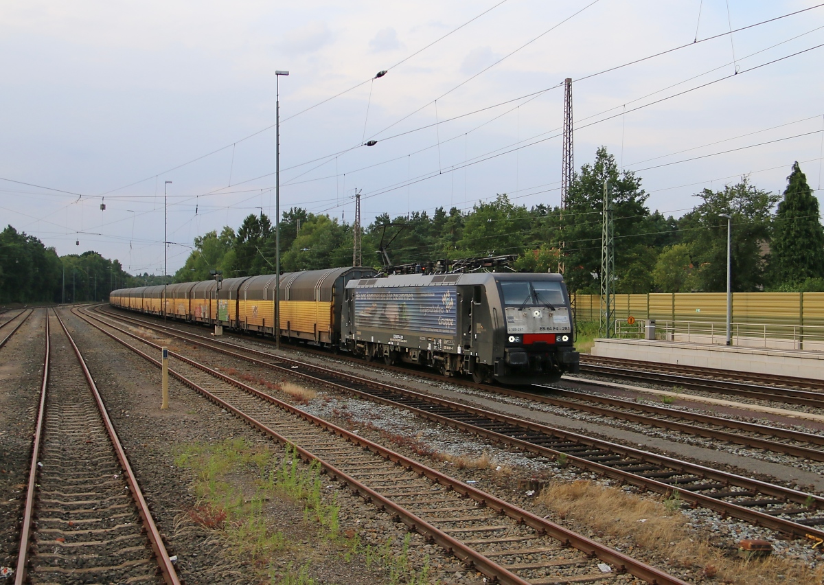 189 281 (ES 64 F4-281) mit geschlossenen ARS-Autotransportwagen in Fahrtrichtung Nienburg(Weser). Aufgenommen in Eystrup am 22.07.2015.
