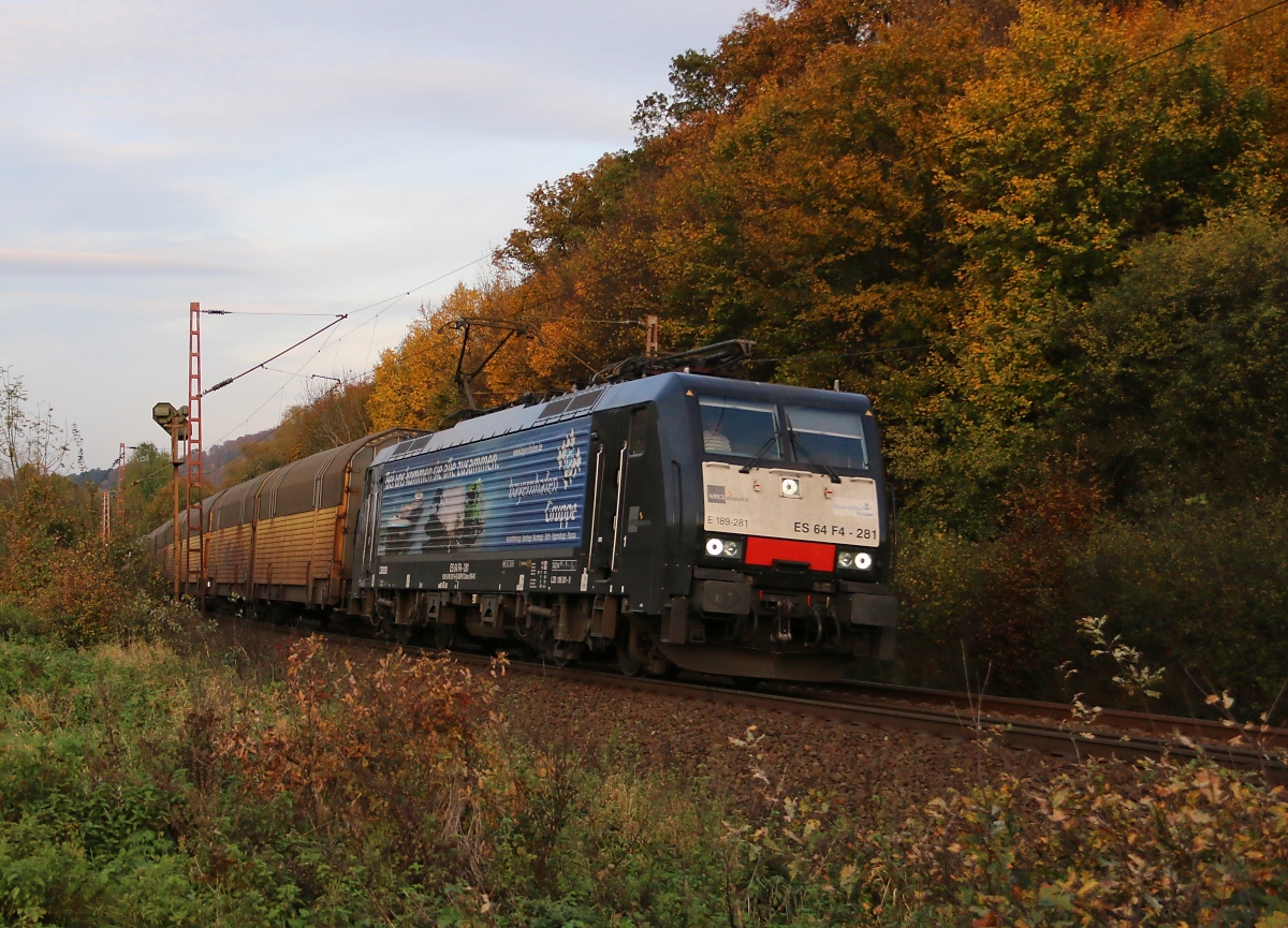 189 281 (ES 64 F4-281) mit Bayernhafen-Werbung bespannte am 31.10.2014 einen ARS-Autotransportzug aus Richtung Norden kommend. Aufgenommen zwischen Eichenberg und Friedland(HAN).